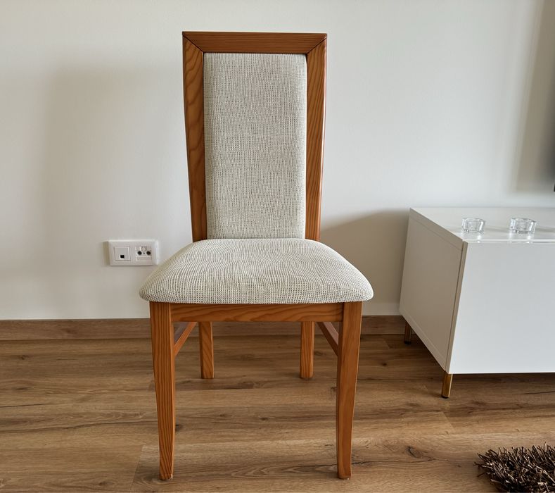 Cadeiras de madeira forradas em tecido