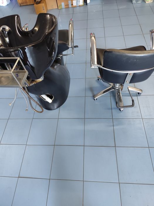 Rampa lava cabeças cabeleireiro e cadeira de corte