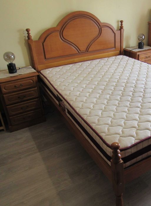 cama + estrado + colchão + 2 mesas de cabeceira