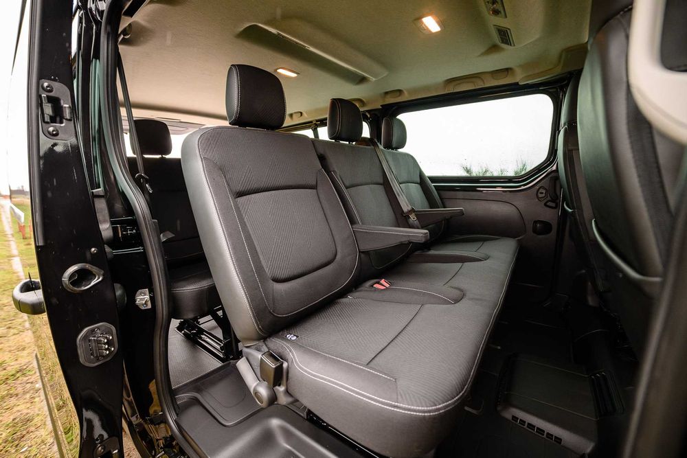 Wynajem busa osobowego - Renault Trafic Grand 2024 bus 8 osobowy