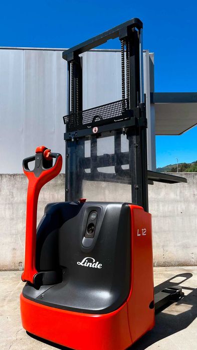 Stacker elétrico Linde L12 (1200 kg / 2.42 m de elev)