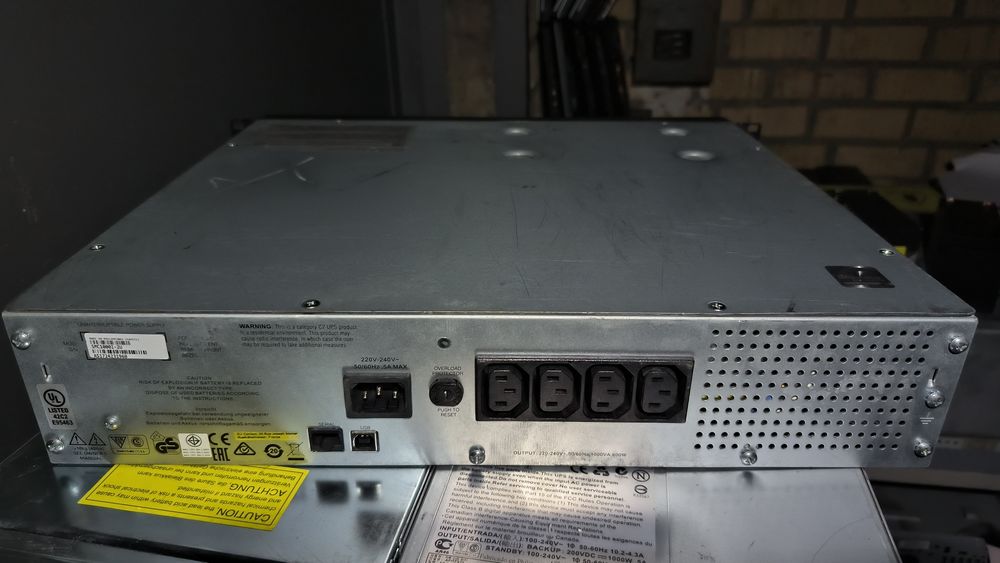 Бесперебойник APC Smart 1000 LCD 24в 600Вт чистый синус smc1000i-2u