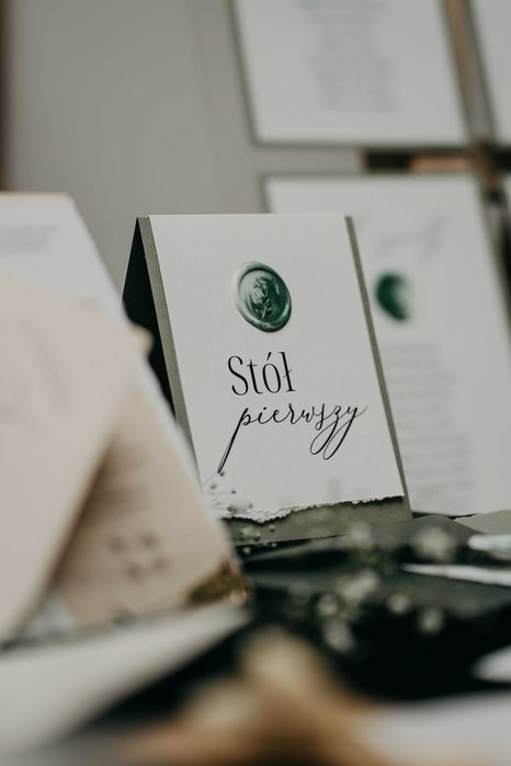numerki na stół weselny OLIWKOWE z lakiem
