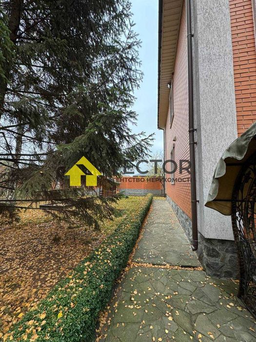 Двоповерховий будинок у місті з гаражем та підвалом!