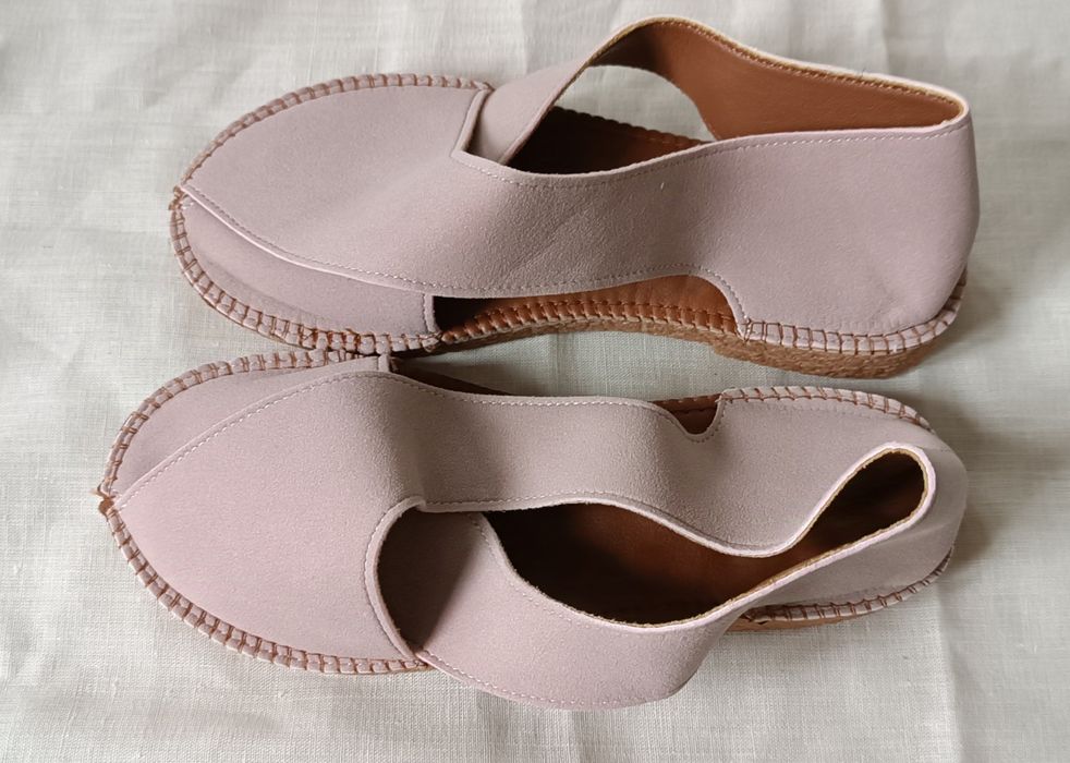 Tanio nowe materiałowe sandały