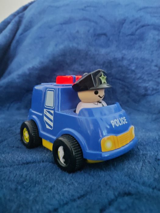 Samochodzik wydaje sygnały dźwiękowe