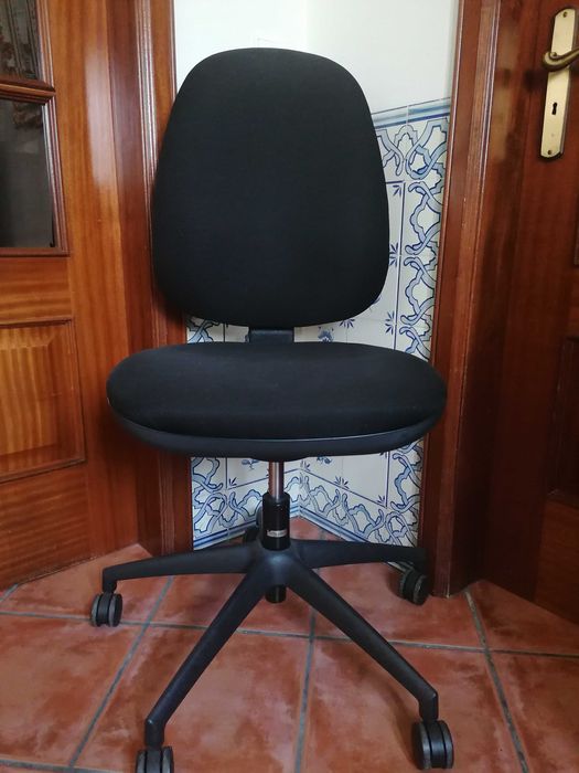 Cadeira de Escritório Semi-nova. Tenho 5 para venda.