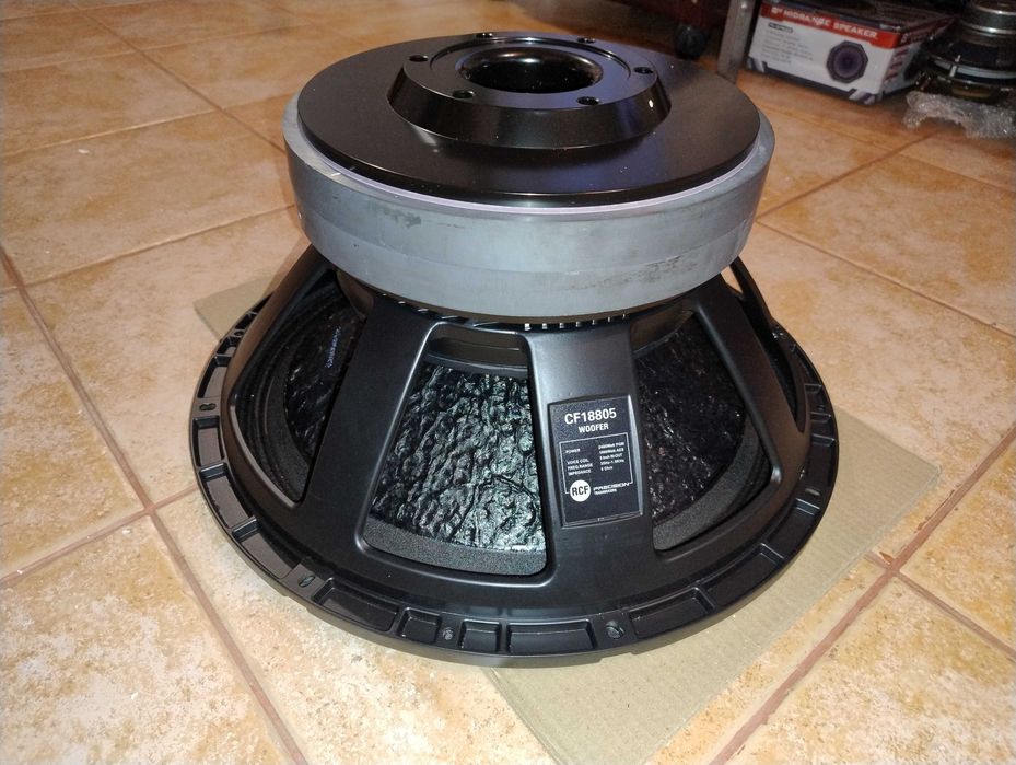 estradowy RCF CF18805 głośnik basowy 18' nowy bas subwoofer,