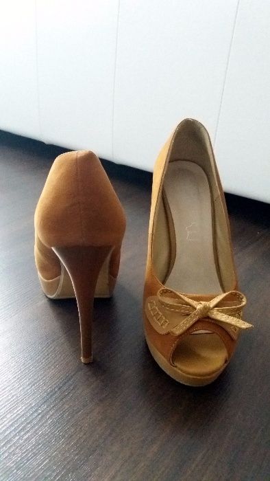 Śliczne szpilki camel