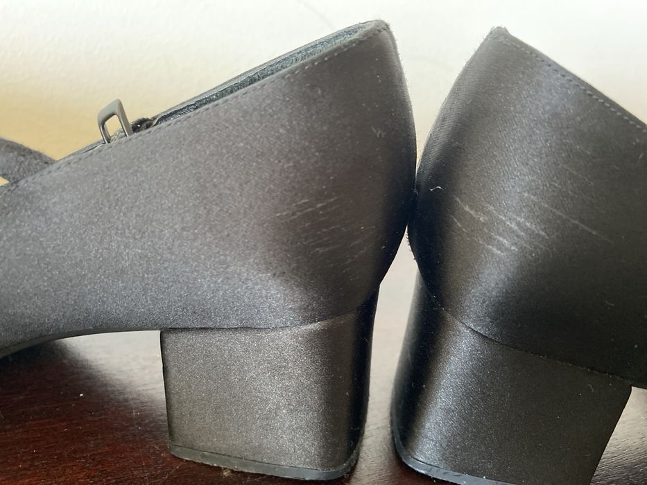 Sapatos pretos acetinados