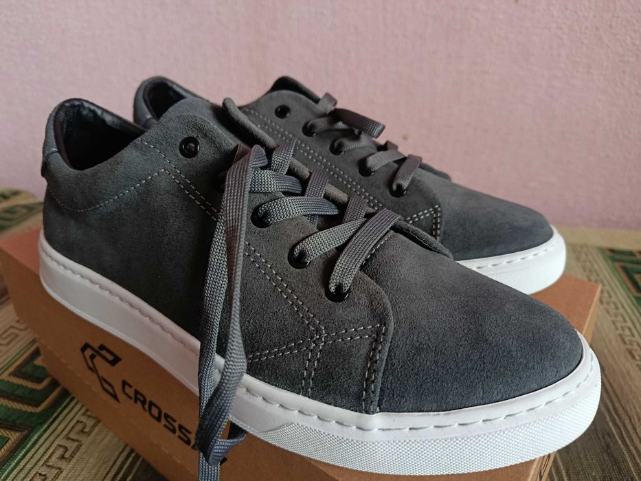 Продам кеди, 42 розмір, нові, замшеві