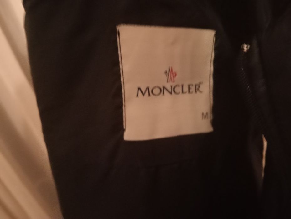 Colete da Moncler, em perfeito estado utilizado poucas vezes! ORIGINAL