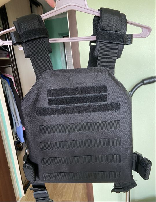 Чорна плитоноска добре підходить для поліції