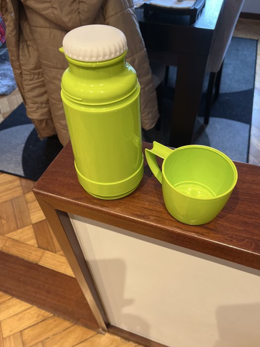 Garrafa termos com copo