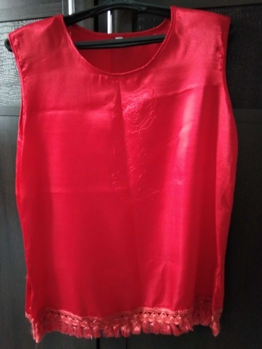 Блуза(майка) атласная красная р.46-48, в хорошем состоянии