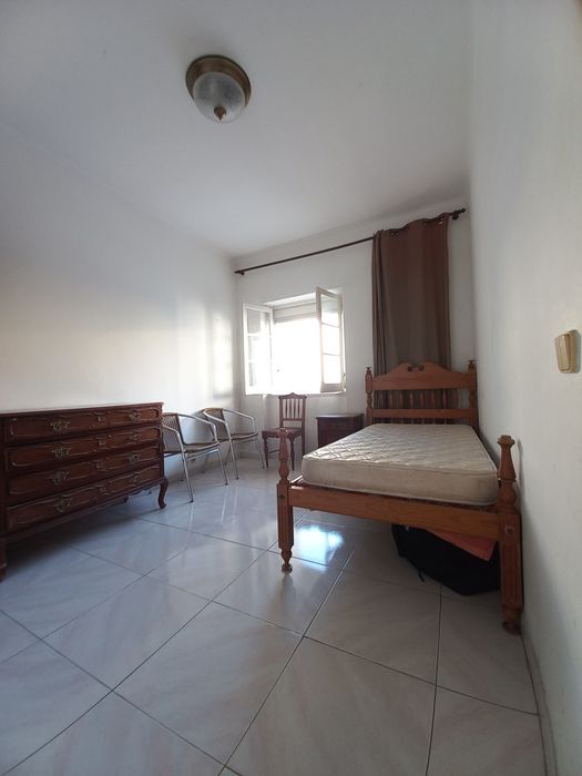 Quarto mobilado para alugar em centro de Almada