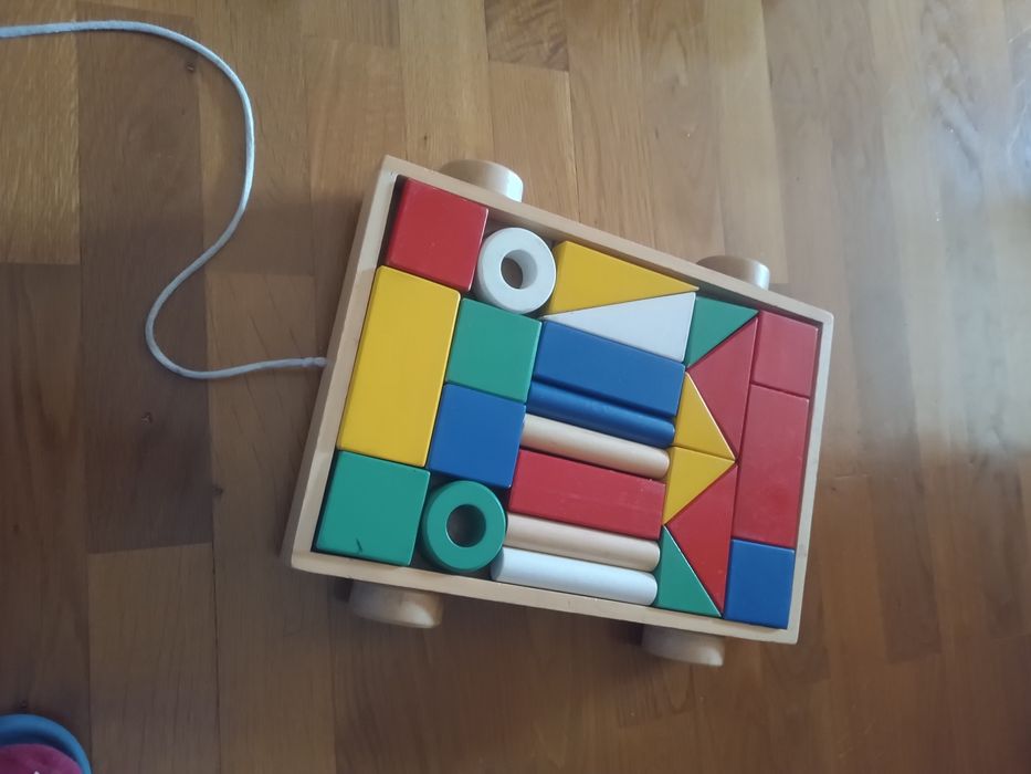 Carro de madeira com figuras geométrica IKEA s