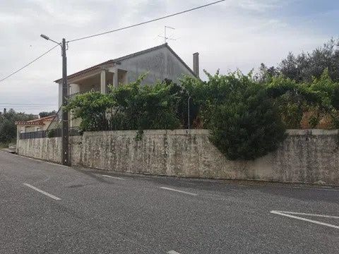 Crédito habitação Moradia v6 em Vila de Rei – Potencial para 2 Apartam