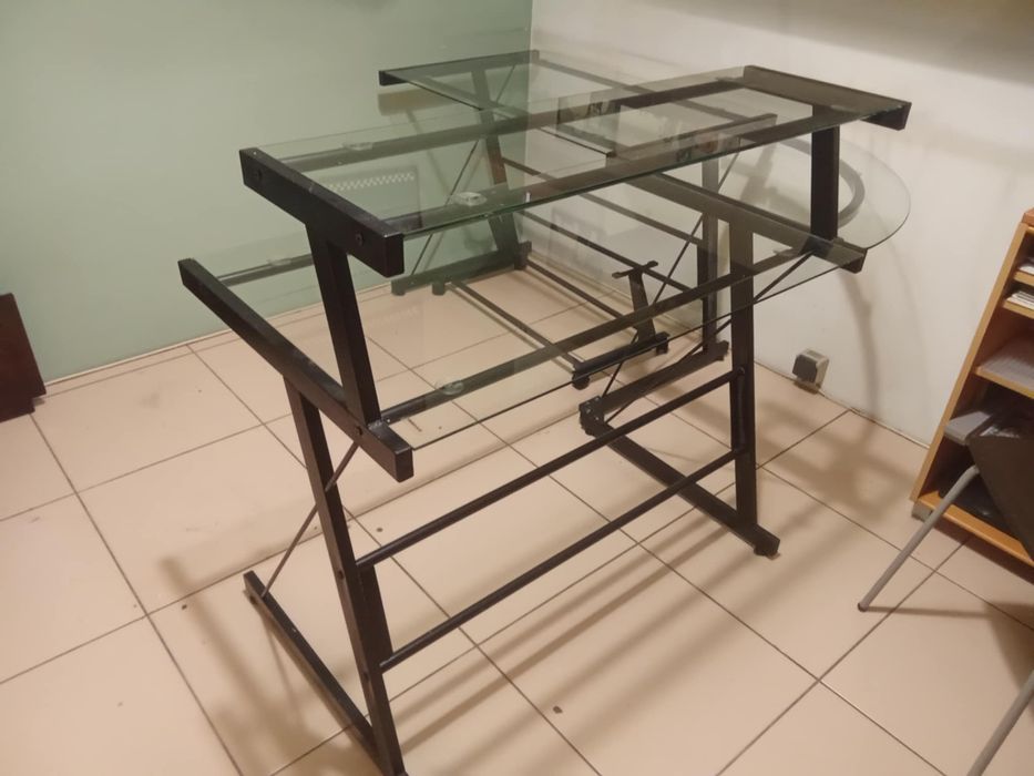 Mobiliário de escritório (duas secretárias, um arquivo, uma estante)