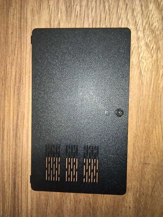 Toshiba Satellite C650:obudowa matrycy,zawiasy,kieszeń dysku,zaślepki