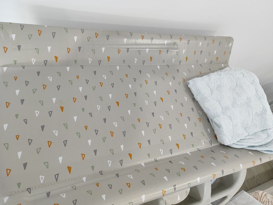 Muda fraldas com banheira