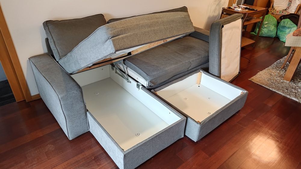 Sofá chaise longue e repousa pés, ambos com arrumos.