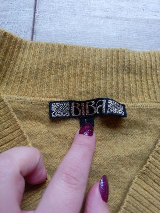 Sweter wykonany w 100% z kaszmiru
-Posiada dwie zacerowane dziurki - z