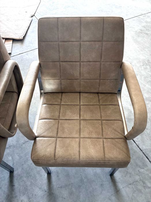 Cadeirões de pele em bege - Qtd. 2 Und.