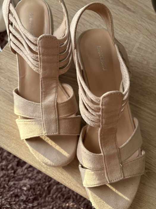 Nowe beżowe sandały na koturnie