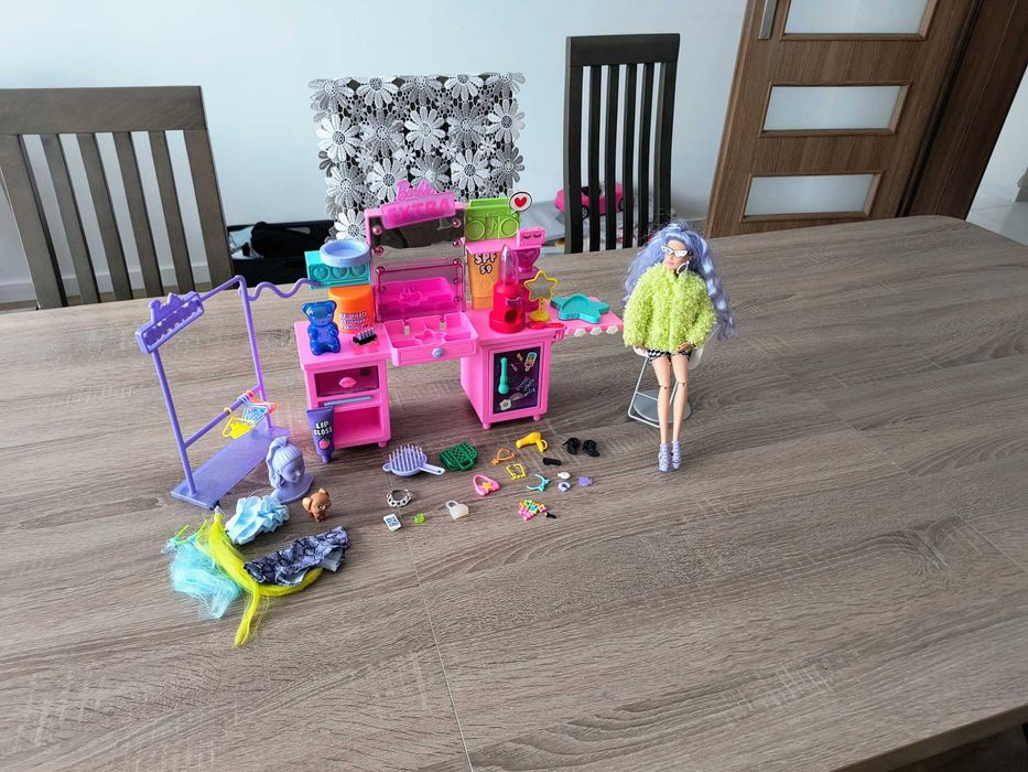 Lalka Barbie Extra w salonie piękności