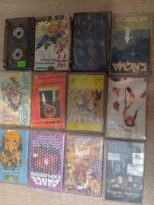 Аудіо касети,  в різному стані.