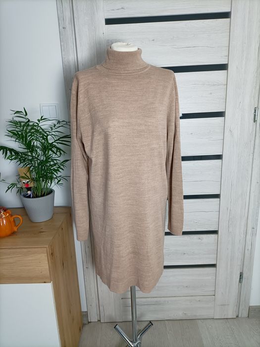 Sweterek sukienka sweterkowa na jesień zimę golf beżowa długi rękaw