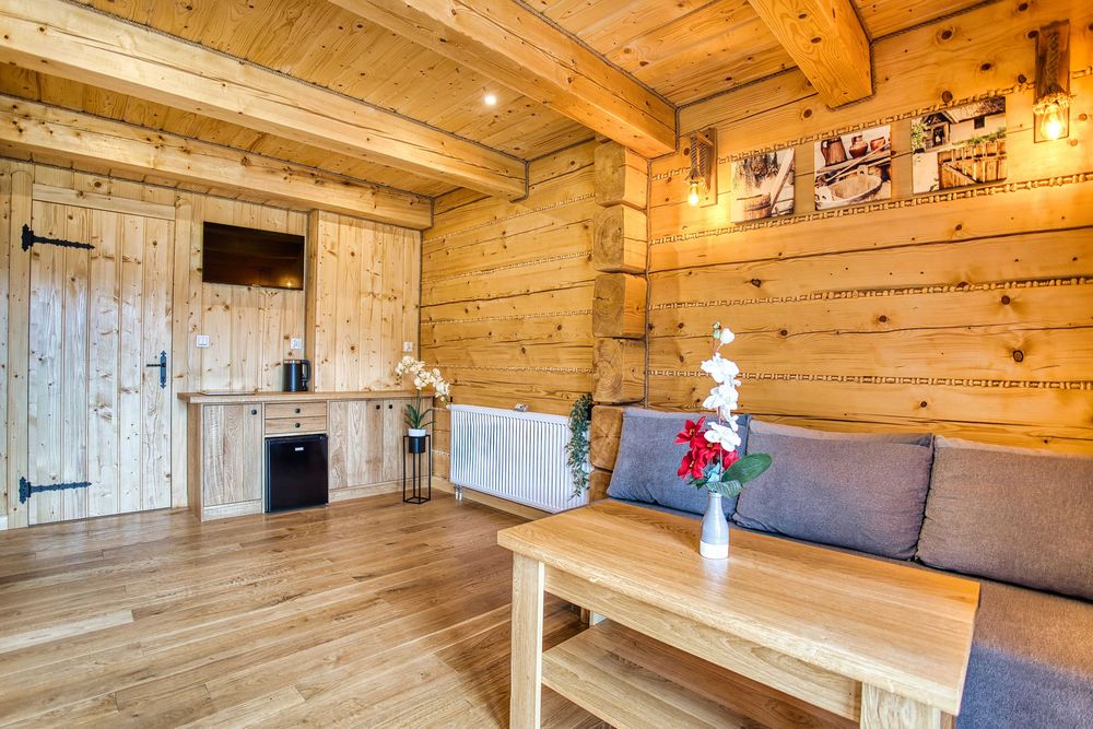 Studio apartament z łazienką balkonem lub tarasem w uroczej chacie z bali.