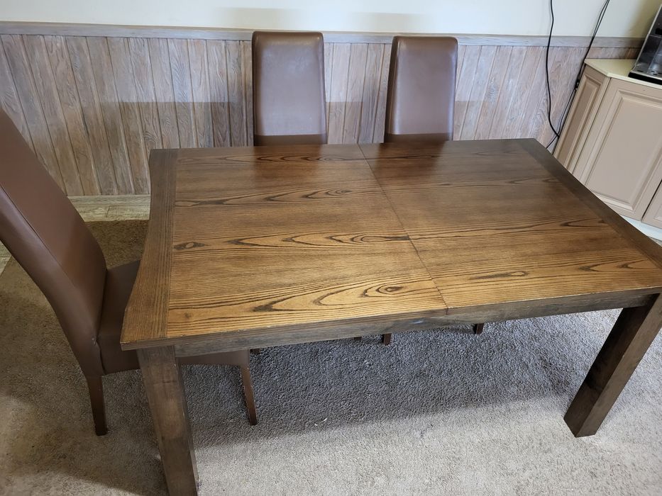 Обідній стіл з стільцями