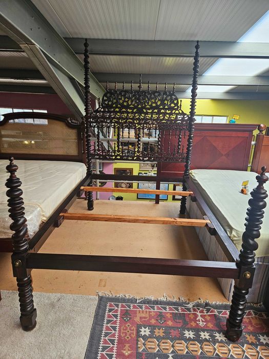 Lindíssima cama antiga de bilros, com estrado e colchão - óptimo estado geral