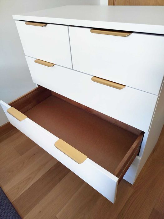 Comoda branca em madeira maciça