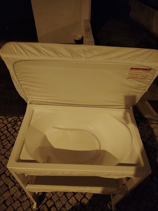 Vendo banheira e muda fraldas para bebe usado mas com pouco isso vendo porque o meu filho já não usa mais