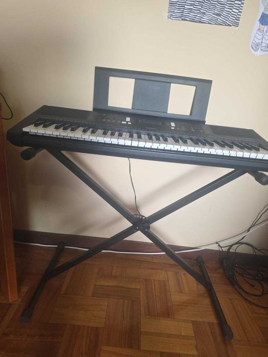 Teclado Yamaha PSR-E363 com suporte