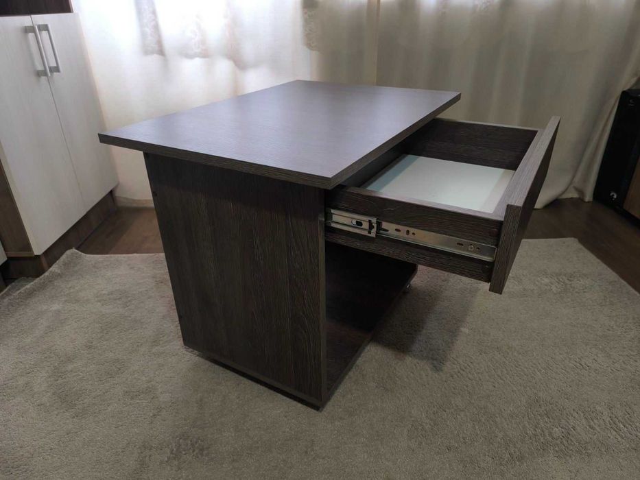 Стол журнальный на роликах, новый.