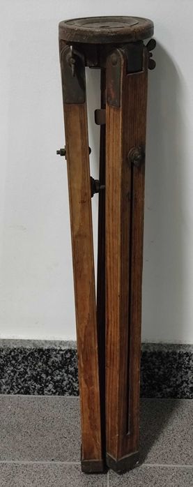 Antigo tripé em madeira