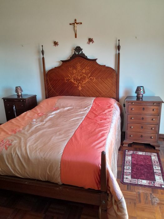 Cama casal e mesinhas madeira maciça