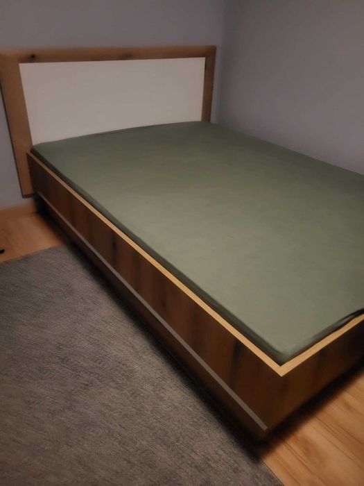Łóżko 140x200 z szafkami nocnymi i materacem