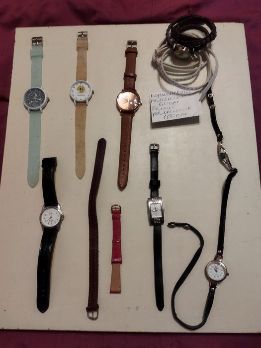 Часы наручные женские с батарейкой.