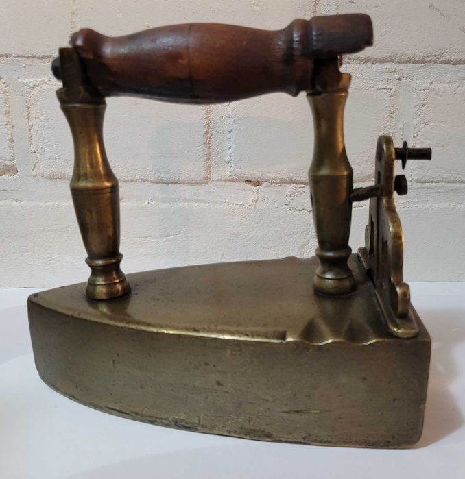 Stare przedwojenne mosiężne żelazko