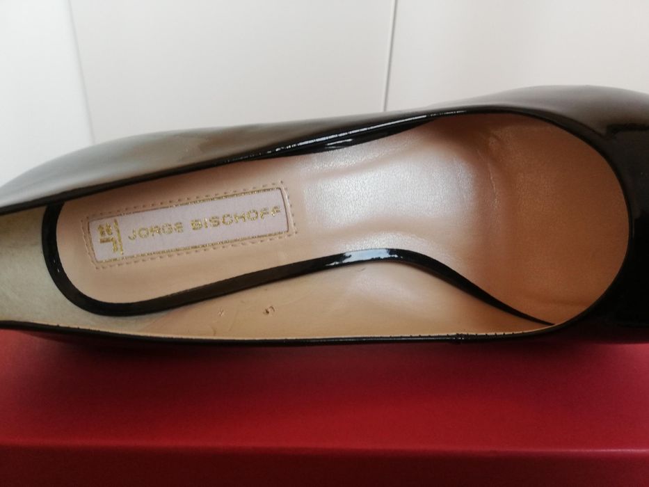 Sapatos em verniz em preto