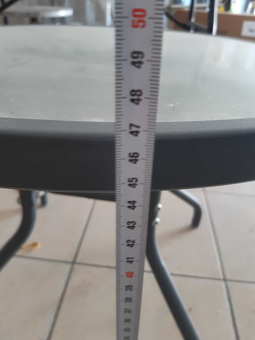 Mesa baixa metálica de tampo em vidro