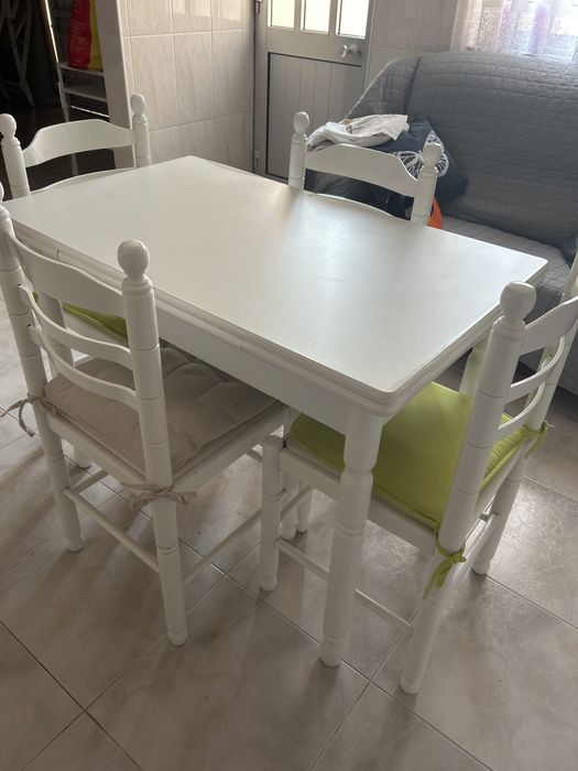 Mesa extensivel e 4 cadeiras