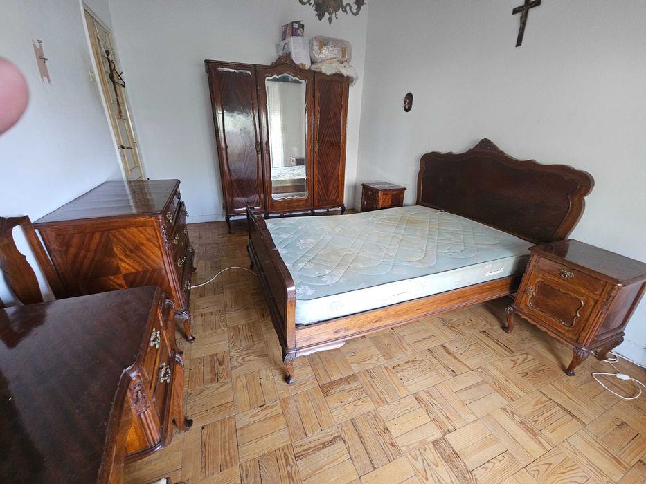 Quarto Completo Clássico em Madeira Maciça | Cama, Roupeiro, Cómoda, Toucador e Mesas de Cabeceira