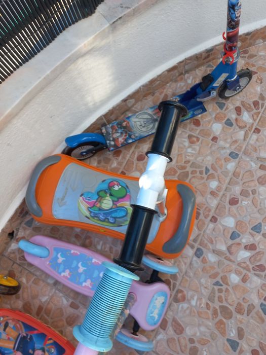 Varias trotinetes,de criança