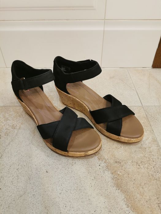 Nowe sandały na koturnie Clarks